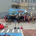 Gaziantep’te jandarma, mobil eğitim aracıyla 126 ilkokul öğrencisine trafik kuralları eğitimi verdi.