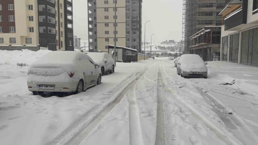 Gaziantep’te devam eden kar yağışı, merkezde 20, kırsalda ise 35-40 santim kalınlık oluşturdu. Gaziantep’te devam eden kar yağışı, merkezde 20, kırsalda ise 35-40 santim kalınlık oluşturdu.