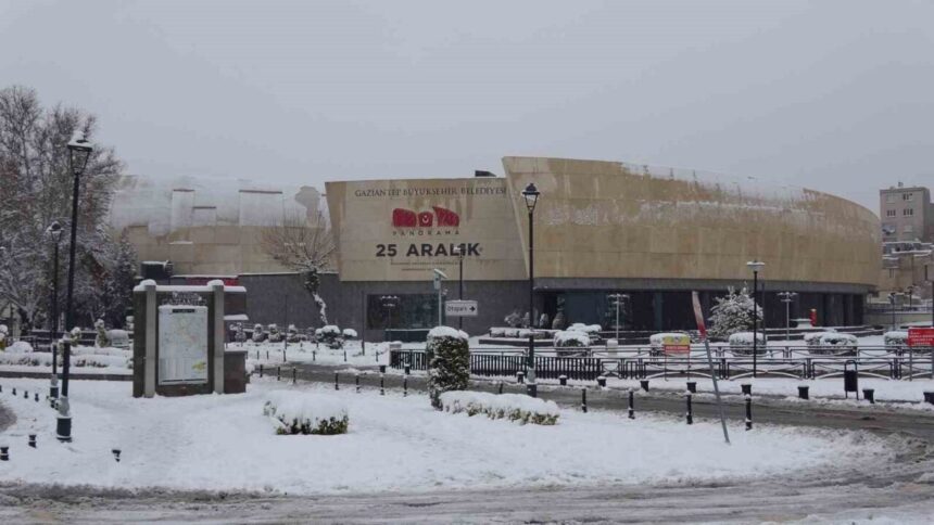 Gaziantep’te kar yağışı ve yılbaşı tatili yolları boş bıraktı