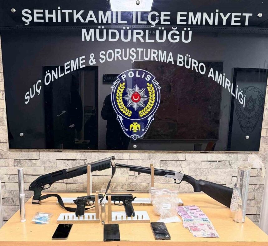 Gaziantep’teki operasyonlarda 5 ruhsatsız tabanca ve 2 tüfek ele geçirildi, 5 kişi gözaltına alındı. Gaziantep’teki operasyonlarda 5 ruhsatsız tabanca ve 2 tüfek ele geçirildi, 5 kişi gözaltına alındı.