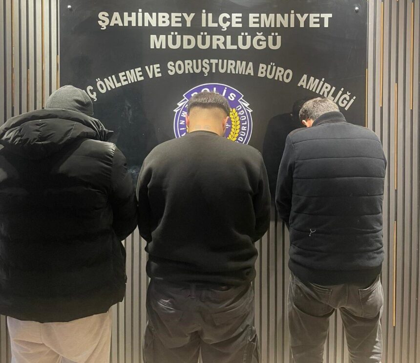 Gaziantep’te yapılan operasyonda 126,72 gram uyuşturucu madde ve 3 şüpheli yakalandı.