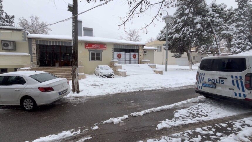 Gaziantep’te yakıtı biten aracı itenlere ATV’nin çarpması sonucu bir kişi yaşamını yitirdi, 3 kişi yaralandı.