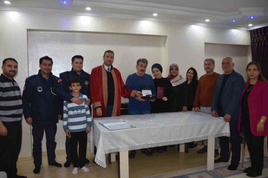 Gaziantep’te yoğun kar nedeniyle nikah salonuna ulaşamayan çiftin evinde nikah kıyıldı.