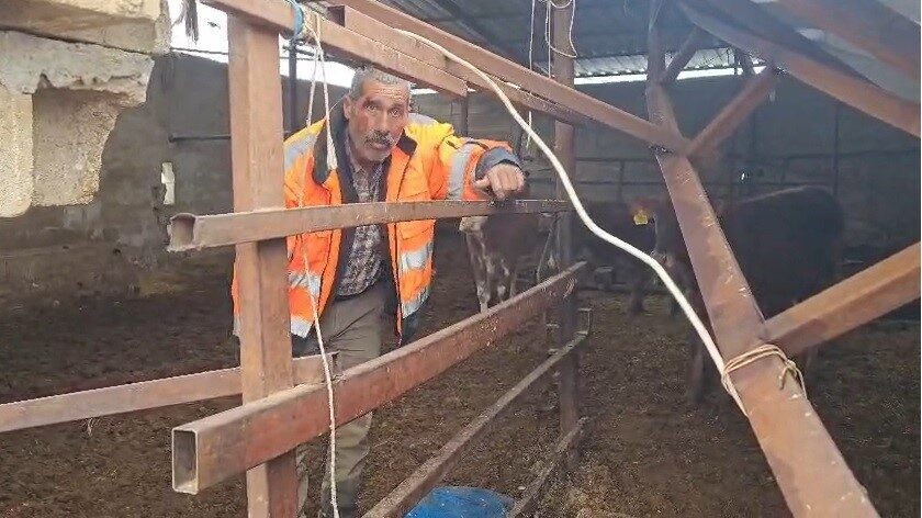 Gaziantep’te yoğun kar yağışı ahırın çatısının çökmesine yol açtı. Gaziantep’te yoğun kar yağışı ahırın çatısının çökmesine yol açtı.