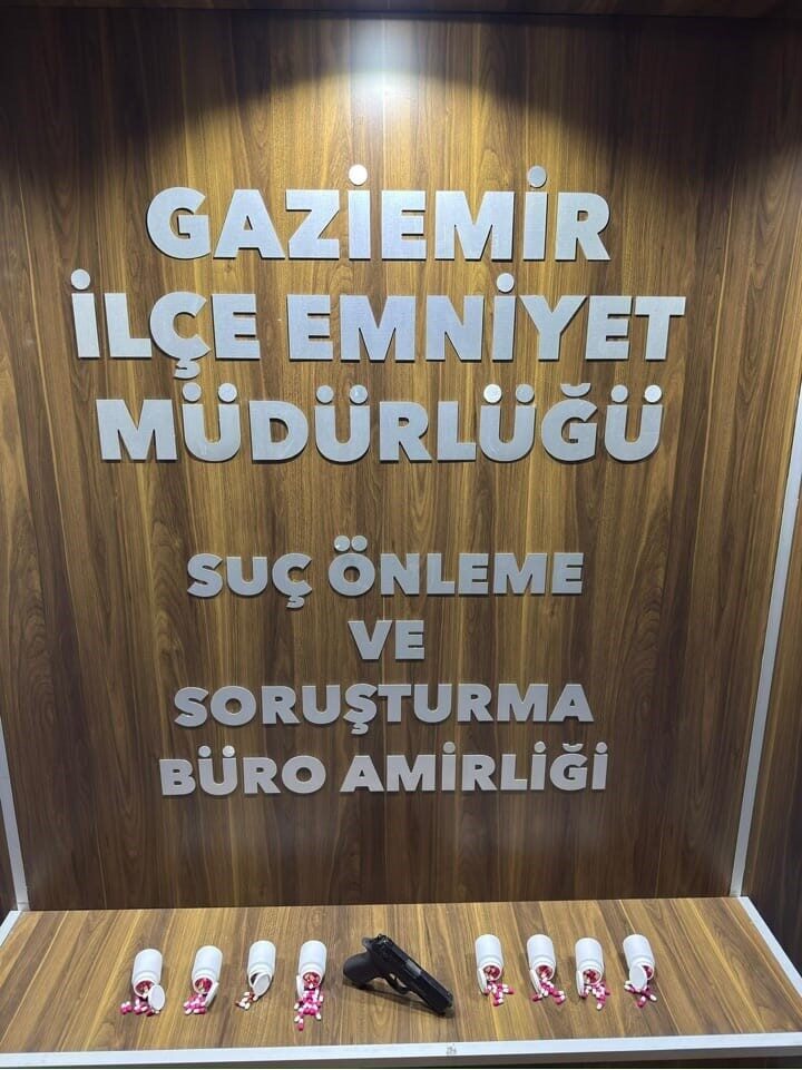 Gaziemir’deki uyuşturucu operasyonunda 637 hap ve ruhsatsız tabanca ele geçirildi, 2 kişi yakalandı. Gaziemir’deki uyuşturucu operasyonunda 637 hap ve ruhsatsız tabanca ele geçirildi, 2 kişi yakalandı.