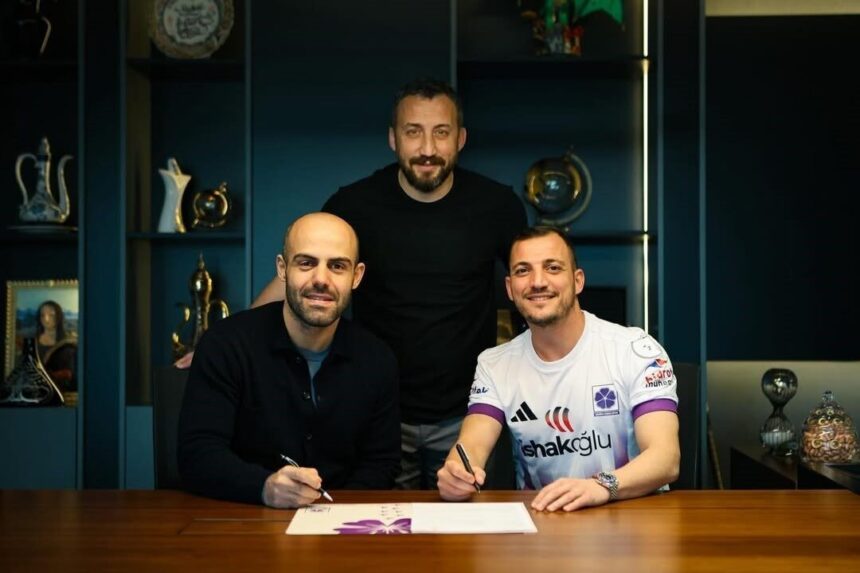 Güzide Gebzespor, Emircan Altıntaş ile 1.5 yıllık sözleşme imzaladı, iki oyuncuyla yollar ayrıldı. Güzide Gebzespor, Emircan Altıntaş ile 1.5 yıllık sözleşme imzaladı, iki oyuncuyla yollar ayrıldı.