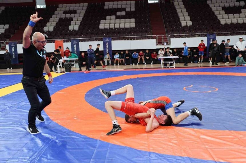 Elazığ’da B Gençler Güreş Müsabakaları, 270 sporcu ve 33 takımın katılımıyla devam ediyor. Elazığ’da B Gençler Güreş Müsabakaları, 270 sporcu ve 33 takımın katılımıyla devam ediyor.