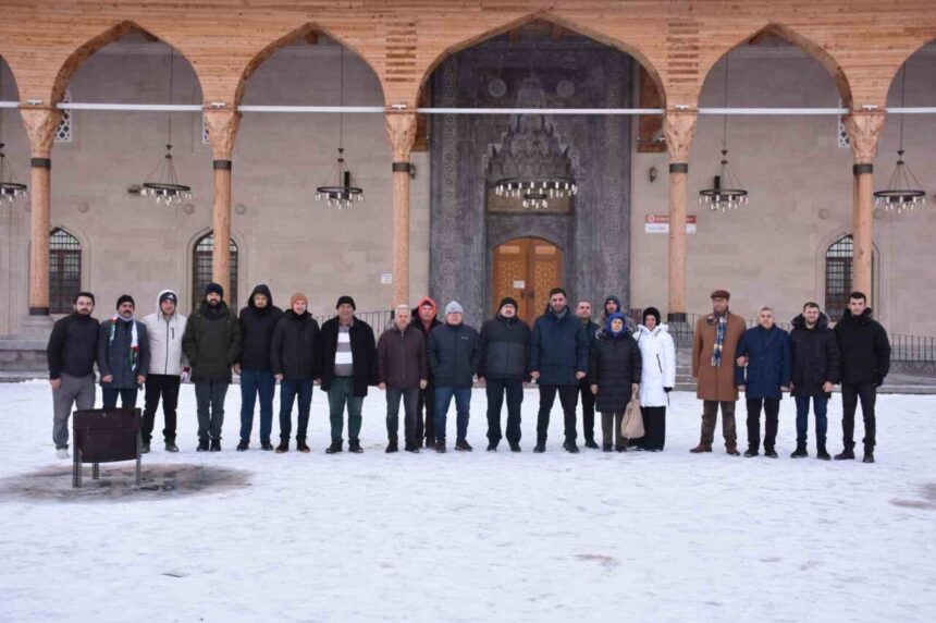 Afyonkarahisar’da Gençlik ve Spor İl Müdürlüğü tarafından yeni yıl ruhuyla sabah namazı buluşması düzenlendi.