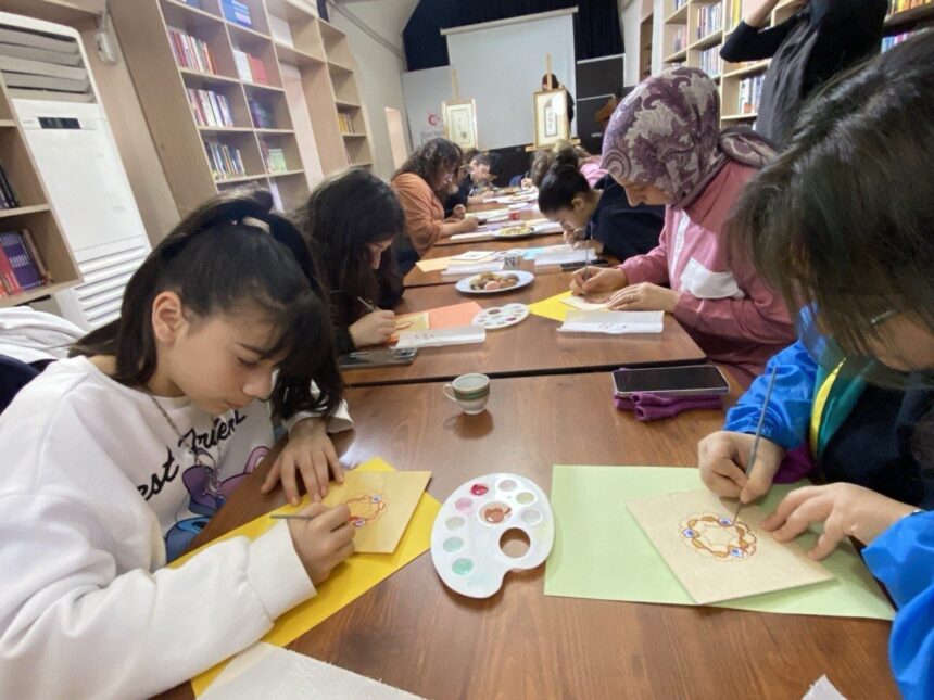 Aydın Gençlik Merkezi’nin gençleri, Cihanoğlu Külliyesi’nde düzenlenen tezhip atölyesinde geleneksel sanatı keşfetti. Aydın Gençlik Merkezi’nin gençleri, Cihanoğlu Külliyesi’nde düzenlenen tezhip atölyesinde geleneksel sanatı keşfetti.