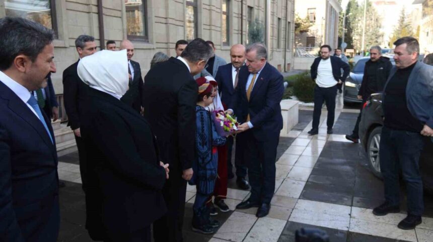 Gençlik ve Spor Bakanı Dr. Osman Aşkın Bak, Eskişehir Valiliği’ni ziyaret etti. Gençlik ve Spor Bakanı Dr. Osman Aşkın Bak, Eskişehir Valiliği’ni ziyaret etti.