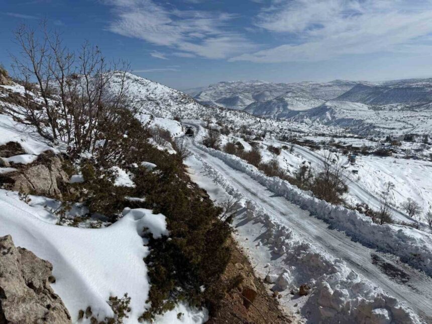 Gercüş’te Yoğun Kar Yağışı Nedeniyle Kapanan 58 Köy Yolu Tekrar Ulaşıma Açıldı Gercüş’te Yoğun Kar Yağışı Nedeniyle Kapanan 58 Köy Yolu Tekrar Ulaşıma Açıldı