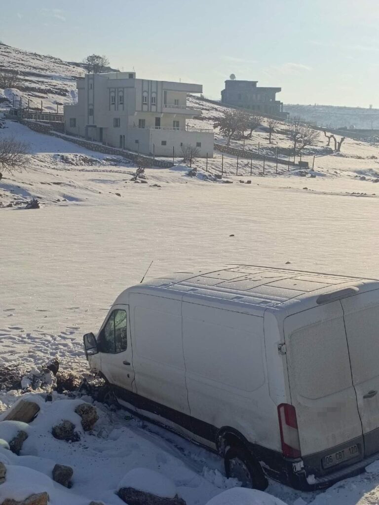 Batman’ın Gercüş ilçesinde şarampole devrilen minibüste 3 kişi yaralandı.