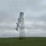 Derik’te hırsızlık nedeniyle devrilen direkler, alternatif hatla 5 dakikada enerjiye kavuşturuldu.