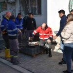 Germencik Belediye Başkanı Zencirci soğuk havada çalışan ekibe çay ikram etti, yanlarında bulundu.
