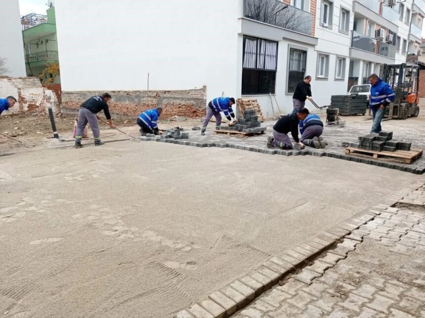 Germencik’te belediye ekipleri, İstasyon Mahallesi’nde parke taşı döşeme işlerine devam ediyor.