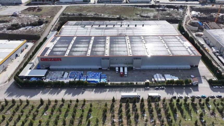 Gezer Ayakkabı, enerji verimliliğini artırmak için fabrika çatılarına güneş panelleri kurdu. Gezer Ayakkabı, enerji verimliliğini artırmak için fabrika çatılarına güneş panelleri kurdu.