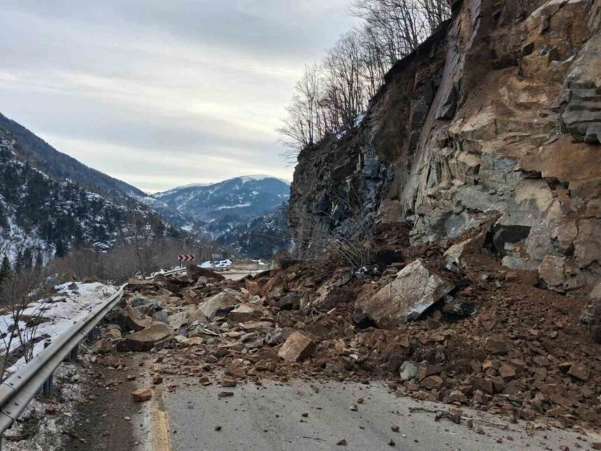 Giresun-Sivas kara yolunda heyelan nedeniyle ulaşım durdu, yol kontrollü açıldı. Giresun-Sivas kara yolunda heyelan nedeniyle ulaşım durdu, yol kontrollü açıldı.