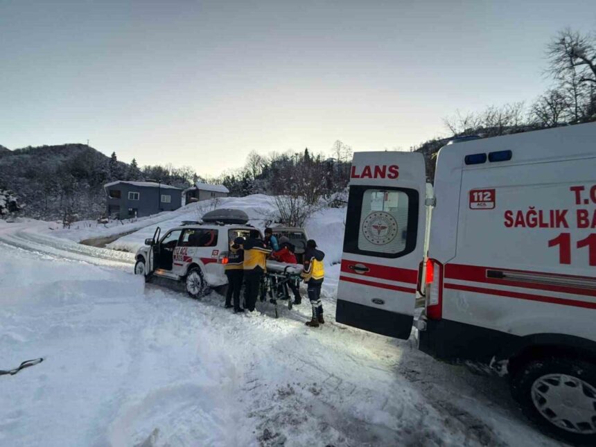 Giresun’un Keşap ilçesindeki Çamlıca köyünde kar nedeniyle yolu kapanan bölgedeki 91 yaşındaki hasta UMKE ile hastaneye ulaştırıldı.