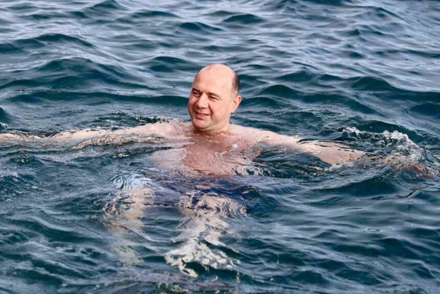 Giresun Valisi, Kış Ortasında Giresun Adası’nda Denize Girerek Yüzdü