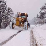 Giresun’da yoğun kar nedeniyle 367 köy yolu ulaşıma kapandı, ekipler yol açma çalışmaları sürdürüyor.