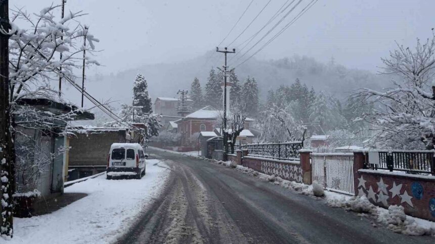 Giresun’da yoğun kar yağışı nedeniyle 2 Ocak 2026 Cuma günü tüm eğitim kurumları tatil edildi.