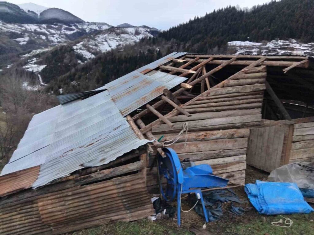 Giresun’da fırtına, Yavuzkemal beldesindeki seralara ve yayla evlerine zarar verdi.