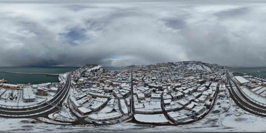 Giresun’daki kar yağışının ardından şehir beyaz örtüyle kaplanırken, dron ile çekilen görüntüler dikkat çekti. Giresun’daki kar yağışının ardından şehir beyaz örtüyle kaplanırken, dron ile çekilen görüntüler dikkat çekti.