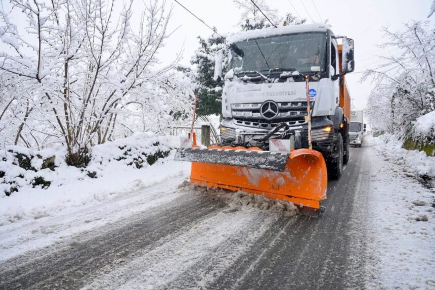 Giresun’da yoğun kar yağışı sonrası belediye ekipleri, ulaşımın aksamaması için sürekli çalıştı.