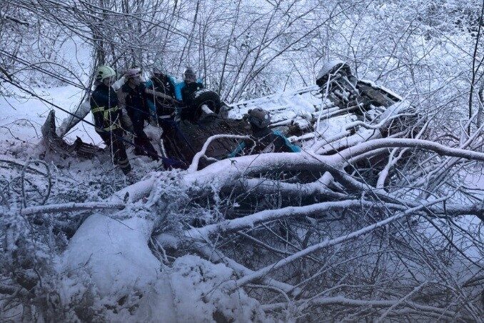 Giresun’da yoğun kar yağışı sonucu devrilen otomobilde 2’si çocuk 6 kişi yaralandı.
