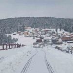 Giresun yaylalarında kar kalınlığı 1,5 metreyi buldu, yolların açık kalması için çalışmalar sürüyor.