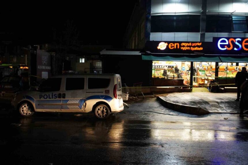 Adapazarı’nda bıçakla yaralanan adam hayatını kaybetti, şüpheli emniyet tarafından yakalandı. Adapazarı’nda bıçakla yaralanan adam hayatını kaybetti, şüpheli emniyet tarafından yakalandı.