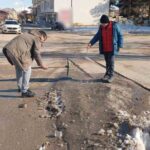 Gölbaşı’nda kar yağışının ardından esnaflar yolları temizleyerek vatandaşların güvenliğini sağladı.