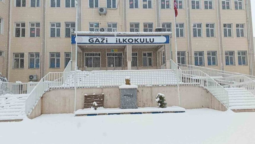 Gölbaşı’nda yoğun kar nedeniyle eğitime 1 gün ara verildi. Gölbaşı’nda yoğun kar nedeniyle eğitime 1 gün ara verildi.