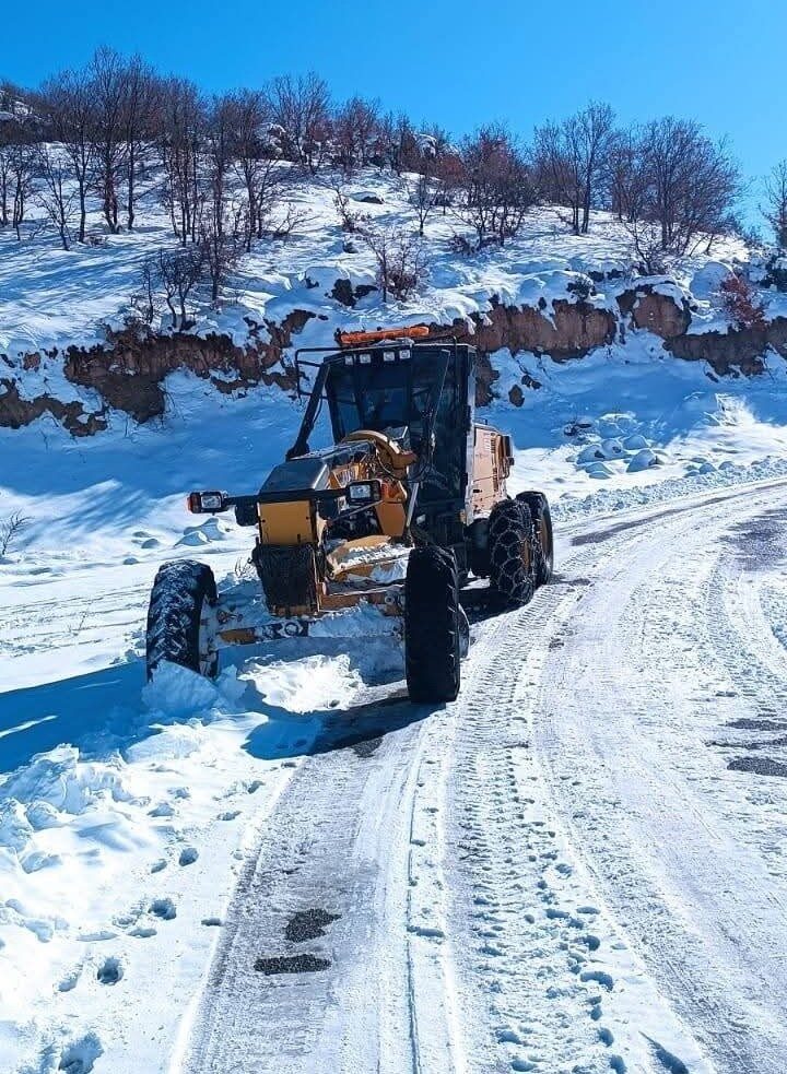 Gölbaşı ilçesinde kar yağışı sonrası ulaşımın aksamaması için kar temizleme çalışmaları sürüyor.