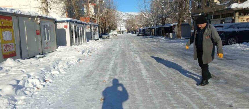 Gölbaşı’nda dondurucu soğuklar yolları buz pistine dönüştürdü, tuzlama yetersiz kaldı.