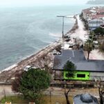 Ulaşlı sahilinde su baskınlarını engellemek için dalgakıran inşaatı başlatıldı.