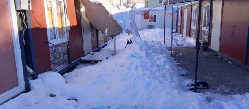 Gölbaşı’nda Yoğun Kar Yağışı, Çadır Gölgeliklerin Çökmesine Neden Oldu