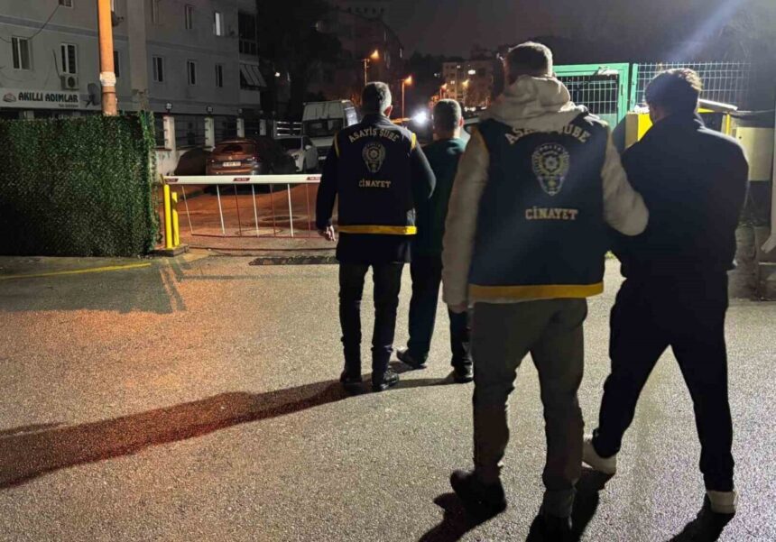 Gölmarmara’da Kuyumcuyu Soyan İki Şüpheli İzmir’de Yakalandı Gölmarmara’da Kuyumcuyu Soyan İki Şüpheli İzmir’de Yakalandı