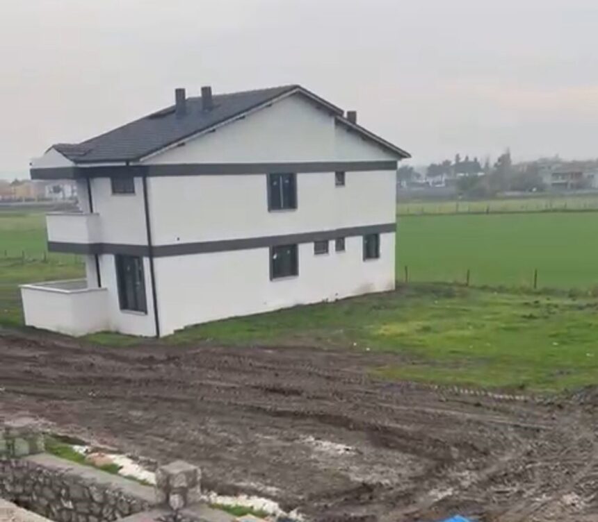 Gönen’deki Hasanbey Mahallesi’nde yol ve altyapı hizmeti eksikliği, vatandaşları ciddi şekilde mağdur ediyor. Gönen’deki Hasanbey Mahallesi’nde yol ve altyapı hizmeti eksikliği, vatandaşları ciddi şekilde mağdur ediyor.