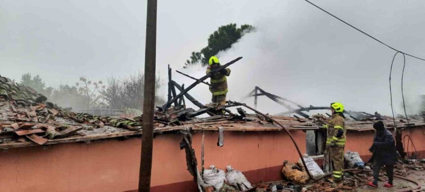 Gönen’deki Köteyli Mahallesi’nde çıkan yangında tek katlı ev kullanılamaz hale geldi. Gönen’deki Köteyli Mahallesi’nde çıkan yangında tek katlı ev kullanılamaz hale geldi.