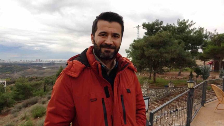 Mersin’de orman işçileri, yemek molasında yamaç paraşütçüsünü çaya davet etti, samimi anlar yaşandı. Mersin’de orman işçileri, yemek molasında yamaç paraşütçüsünü çaya davet etti, samimi anlar yaşandı.