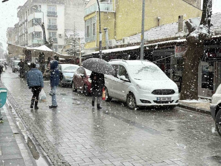 Gördes’te Kışın İlk Karı Yağdı, İlçe Beyaza Büründü Gördes’te Kışın İlk Karı Yağdı, İlçe Beyaza Büründü