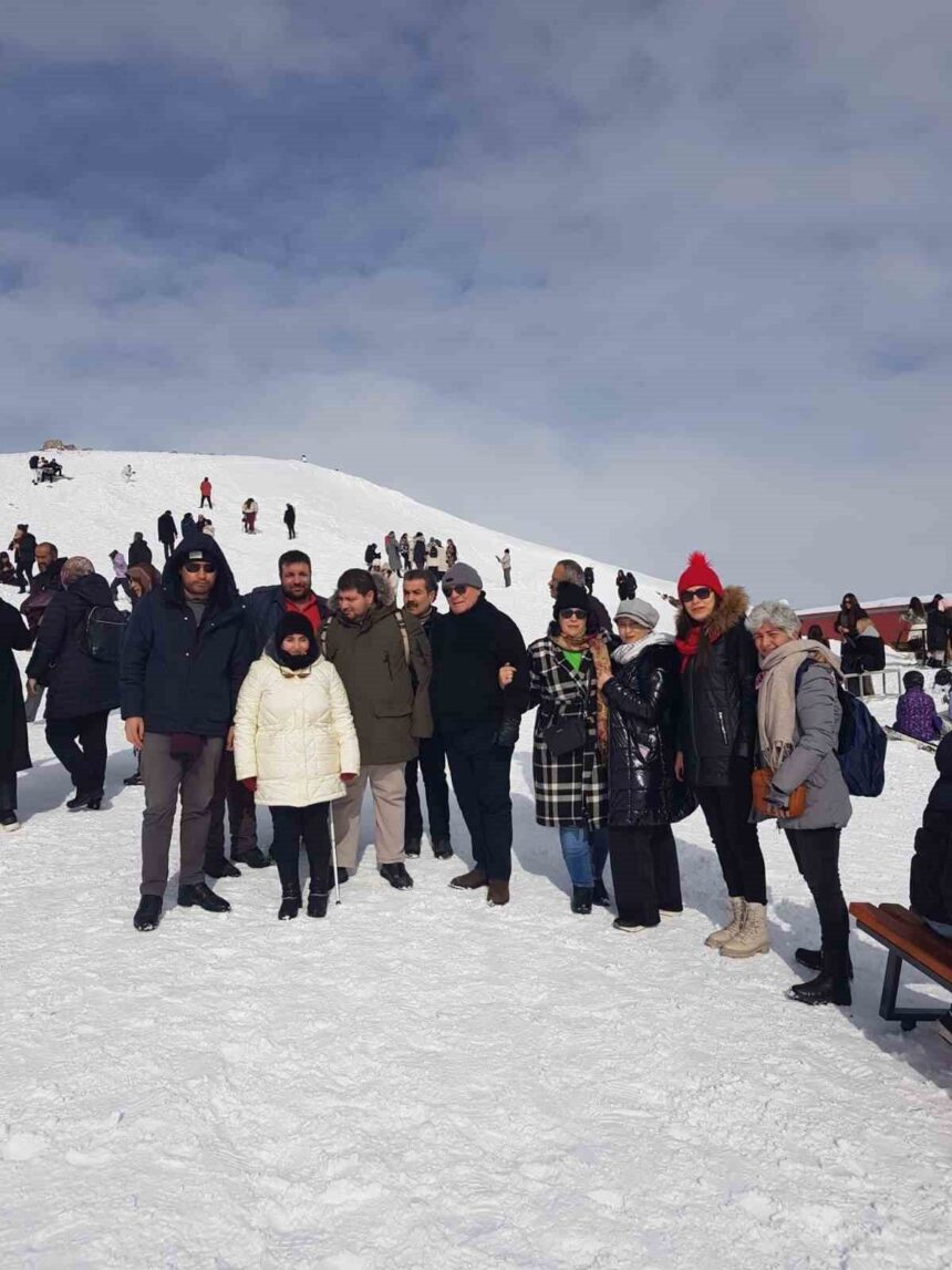 Kırşehir Görme Engelliler Derneği, Kayseri Erciyes Kayak Merkezi’ne gezi düzenledi. Kırşehir Görme Engelliler Derneği, Kayseri Erciyes Kayak Merkezi’ne gezi düzenledi.
