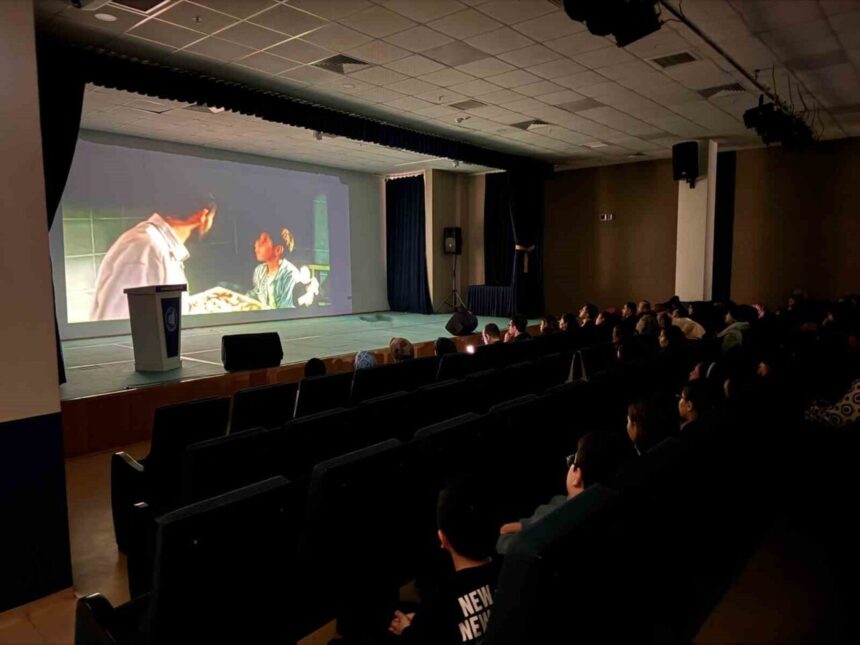 Çorum’da Görme Engellilere Yönelik Betimlemeli Film Gösterimi Düzenlendi. Çorum’da Görme Engellilere Yönelik Betimlemeli Film Gösterimi Düzenlendi.