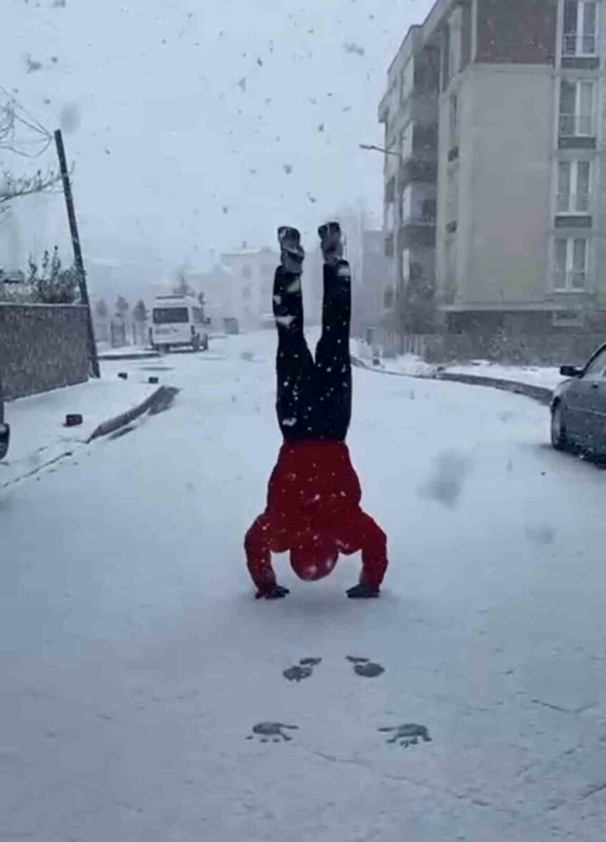 Samsun’da Geri Takla Rekortmeni Osman Ismak, Kar Yağışını 20 Geri Takla ile Kutladı