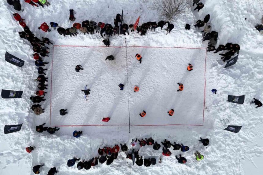 Yenice Köyü’nde 33. Kar Voleybolu Şenliği, Ahmet Çalık anısına düzenlendi. Yenice Köyü’nde 33. Kar Voleybolu Şenliği, Ahmet Çalık anısına düzenlendi.