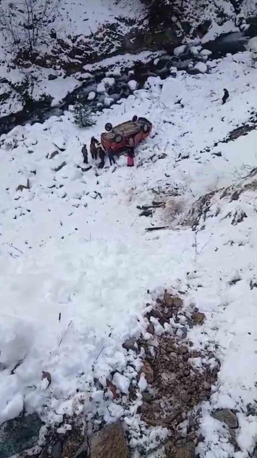 Gümüşhane’nin Kürtün ilçesinde karlı yolda hakimiyet kaybıyla dere yatağına düşen kamyonette 5 kişi yaralandı.