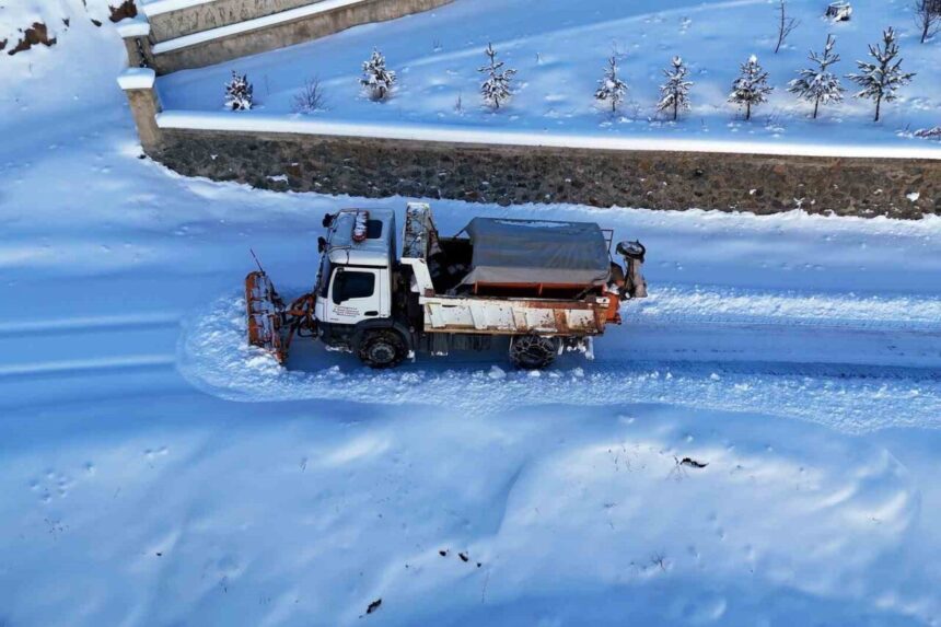 Gümüşhane Valisi Aydın Baruş, yüksek kesimlerde etkili olan kar yağışının ardından köy yollarındaki çalışmaları inceledi.