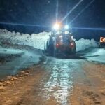 Gümüşhane’de yoğun kar sonrası çığ nedeniyle Yağmurdere yolu ulaşıma kapandı.