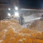 Gümüşhane’de kar yağışı sonrası yol açma çalışmaları sürüyor, 33 köy yolu ulaşıma açılması bekleniyor.